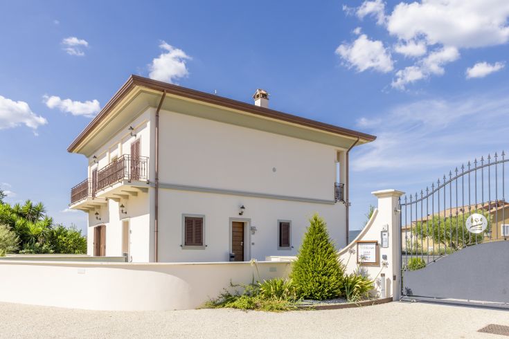 Moderne Unterkunft eingebettet in die ruhige umbrische Landschaft, mit einem einfachen und einladenden Design.