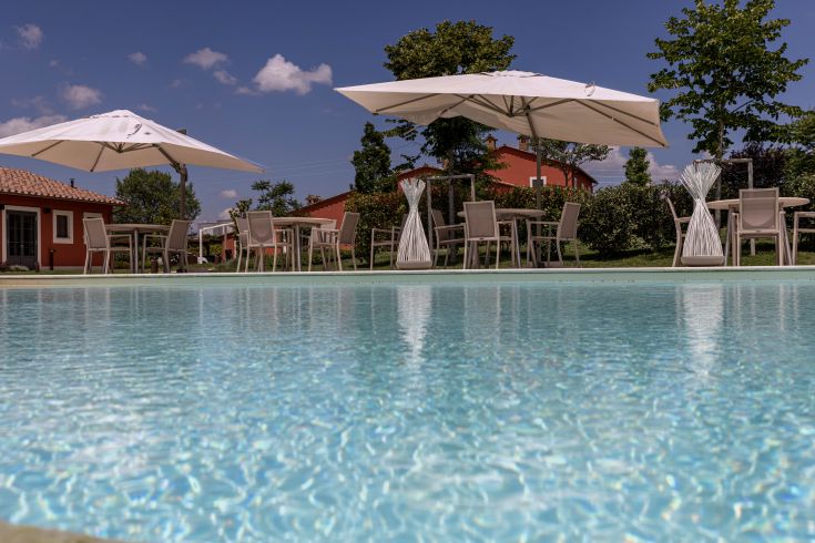 Ein Entspannungsbereich in einem Resort, umgeben von Natur, mit einem Pool und ruhigen Zonen für die Entspannung.