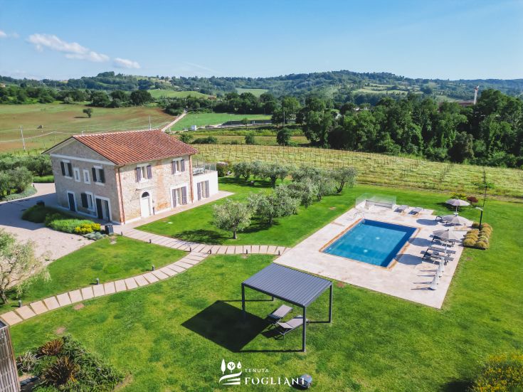 Gebäude inmitten des grünen Umbrien, mit Pool und schönen Naturlandschaften in der Umgebung.