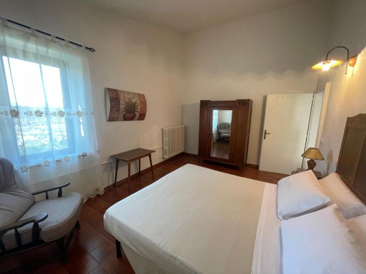 Una camera spaziosa e confortevole in un agriturismo, dotata di arredi essenziali e panorama sulla natura circostante.
