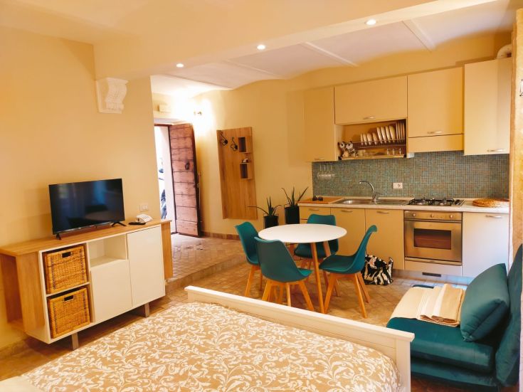 Studio rénové à Trevi, avec une cuisine moderne et un mobilier sobre et fonctionnel.