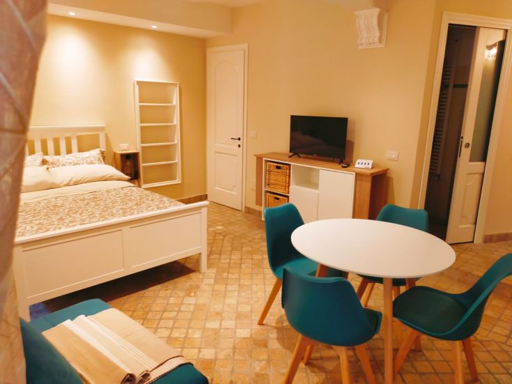 Studio rénové à Trevi, avec un mobilier simple et fonctionnel, à proximité des lieux d'intérêt.