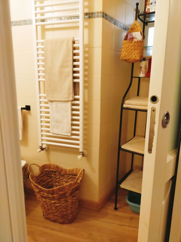 Une salle de bain simple et fonctionnelle, caractérisée par des meubles modernes et des teintes neutres.