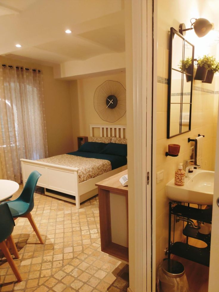 Un studio simple et confortable, parfait pour un séjour à Trevi. Les espaces sont décorés de manière pratique.