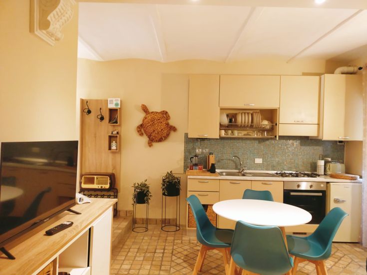 Une cuisine fonctionnelle et bien organisée dans un studio rénové.