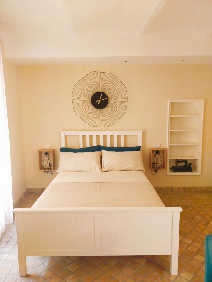 Chambre simple avec un lit double et des décorations contemporaines. Un espace de détente.