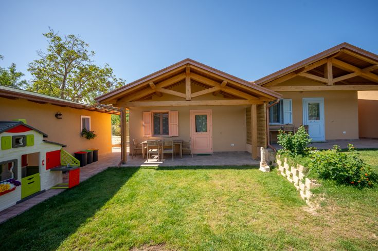 Maisons en bois entourées de verdure, idéales pour une pause tranquille dans la nature.