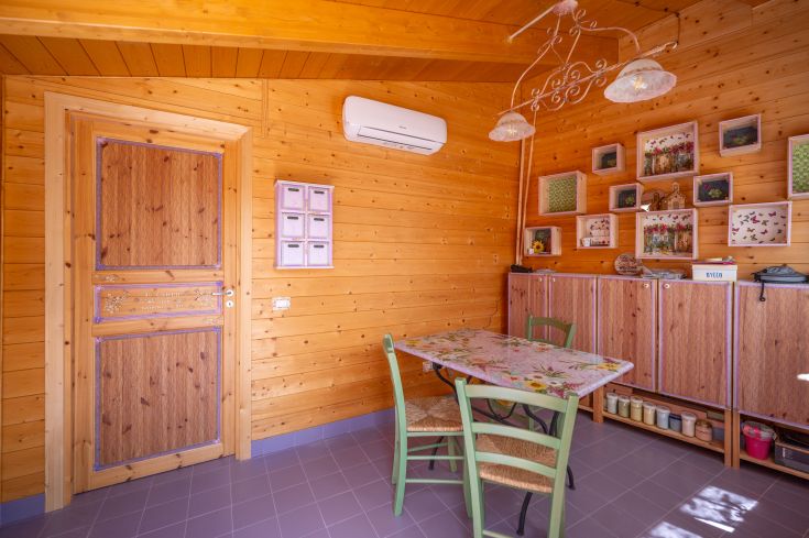 Intérieur en bois simple avec une table et quelques décorations florales.