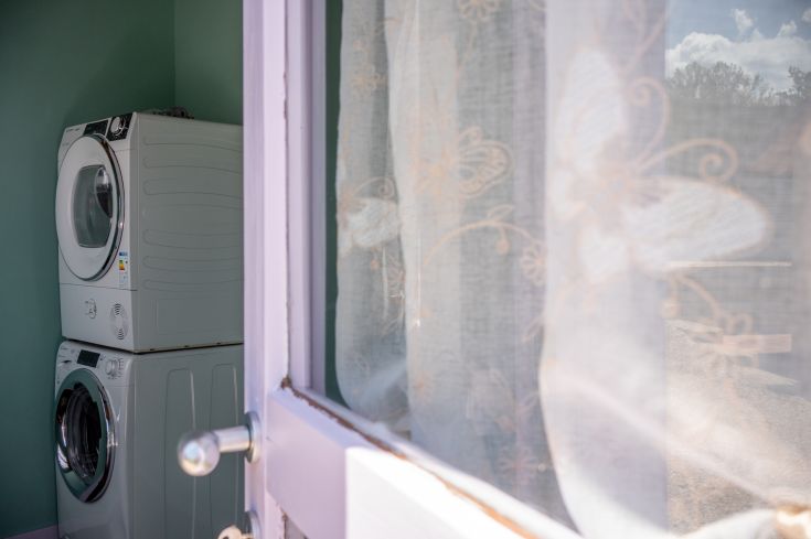 Une laverie fonctionnelle située dans un environnement confortable, avec des équipements pratiques.