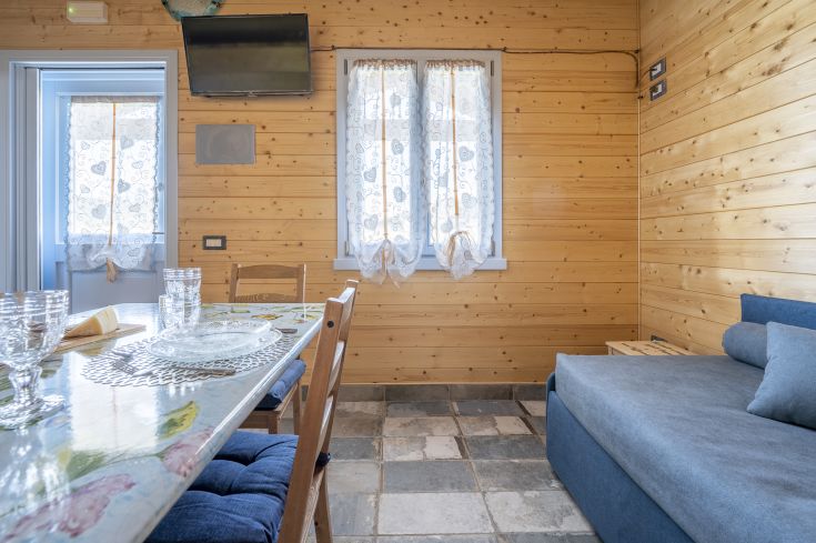 Un intérieur sobre et confortable, idéal pour des moments de tranquillité et de socialisation.