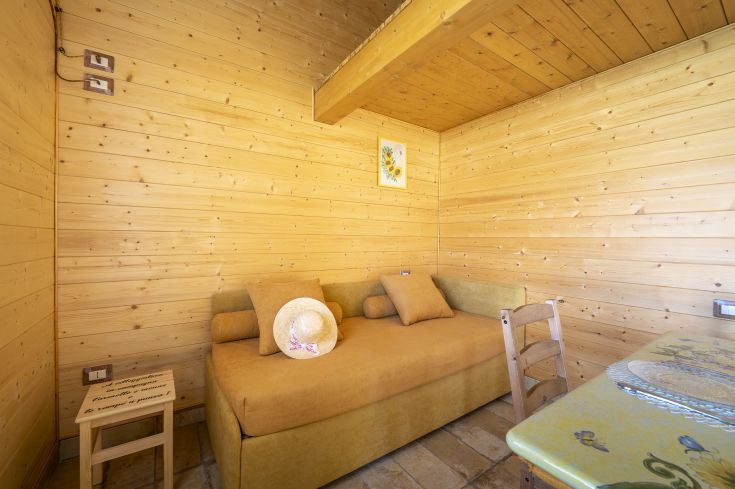 Intérieur d'un bâtiment avec des murs clairs et un mobilier simple.