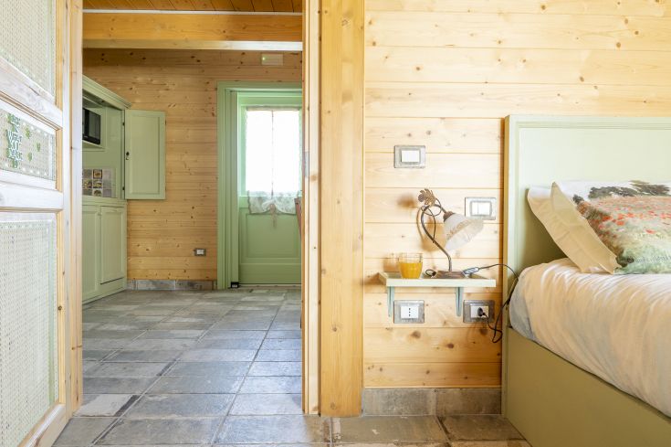 Intérieur en bois décoré dans des tons verts, offrant un espace simple et lumineux idéal pour des moments de détente.