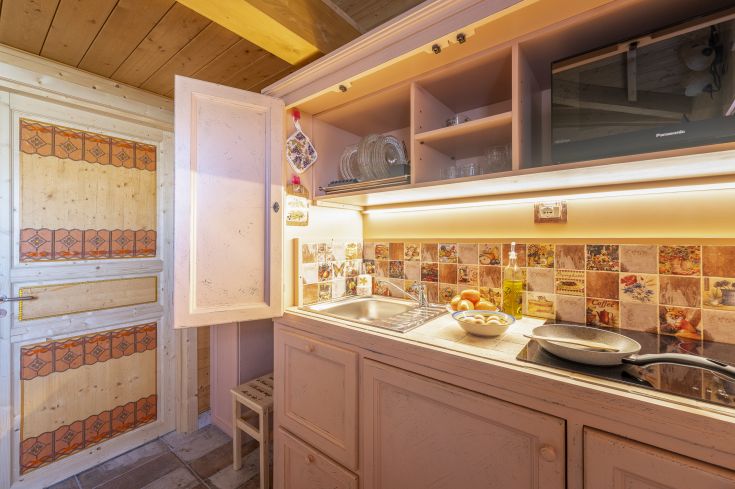 Espace cuisine rustique avec des éléments en bois et une ambiance chaleureuse, idéal pour socialiser.