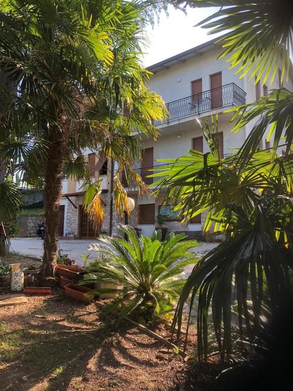 Struttura circondata da giardino, con accesso diretto. Luogo tranquillo in collina, a breve distanza da Perugia.