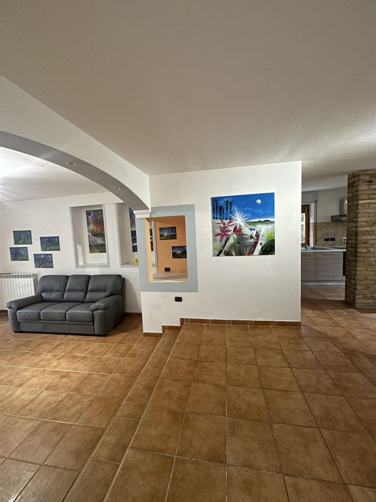 Ampio appartamento open space con arredi moderni, ubicato in una tranquilla area residenziale.