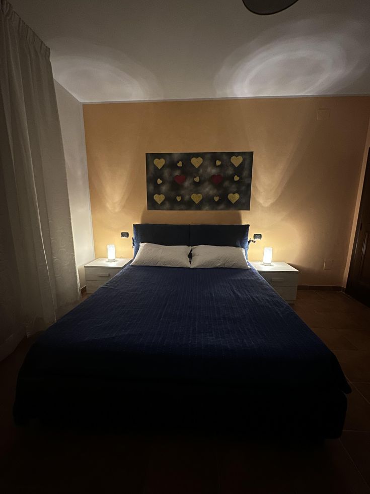Camera semplice e accogliente, dotata di letti comodi e un'illuminazione gradevole.