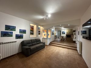 Ambiente confortevole con una zona living ben illuminata e arredamento contemporaneo.