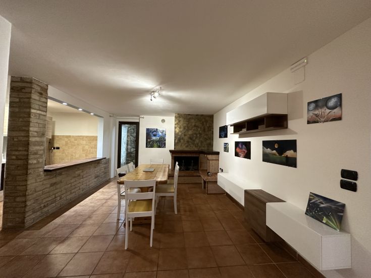 Ampia zona giorno con arredi contemporanei e decorazioni sulle pareti.
