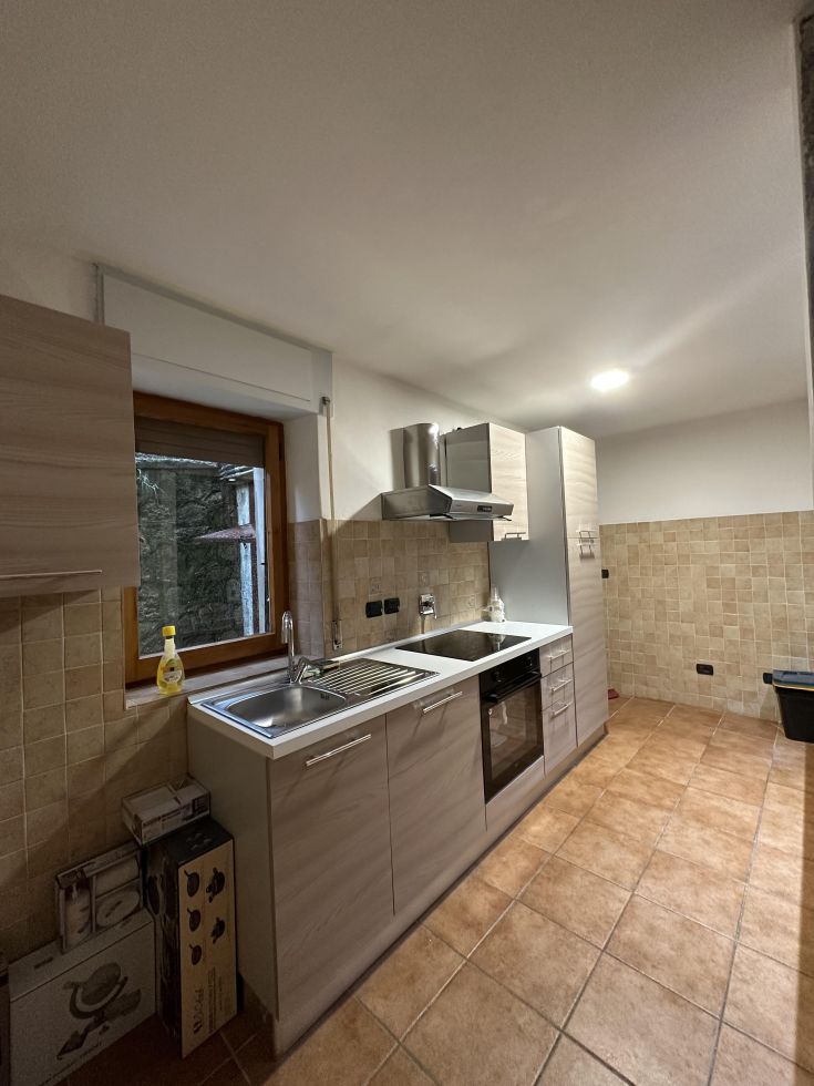 Cucina funzionale e attrezzata, con elementi moderni, in un ambiente comodo e informale.