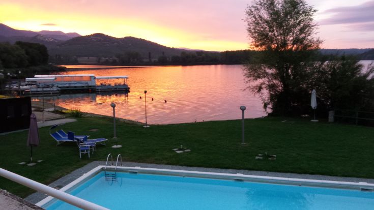 Serene sunset over Lake Piediluco, offering a relaxing view immersed in nature.