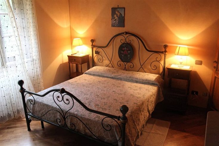 Ein gemütliches Schlafzimmer mit warmen Farbtönen und harmonischen Möbeln, die eine intime Atmosphäre schaffen.