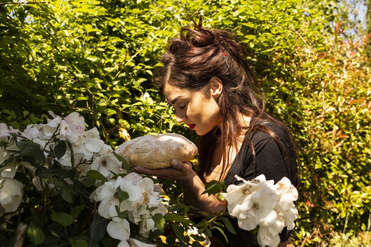 Un'immagine che mostra un'armonica relazione tra il paesaggio naturale e la passione culinaria.