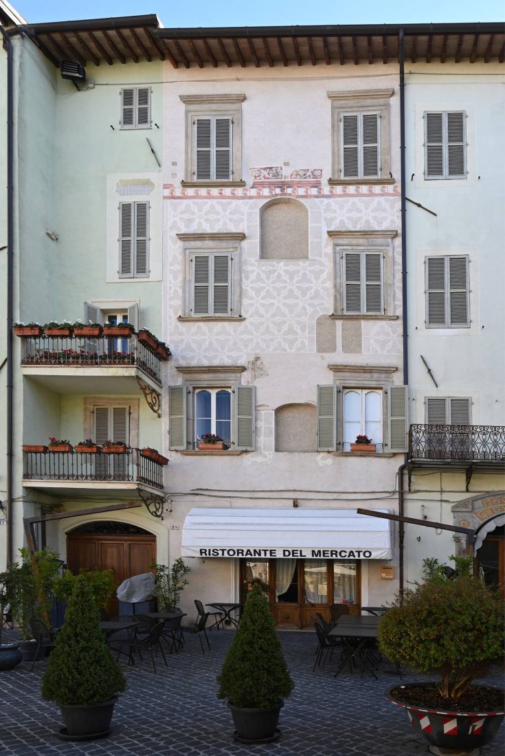 Un ancien palais avec des décorations intérieures, situé dans une place. Un lieu accueillant près des sites d'intérêt.