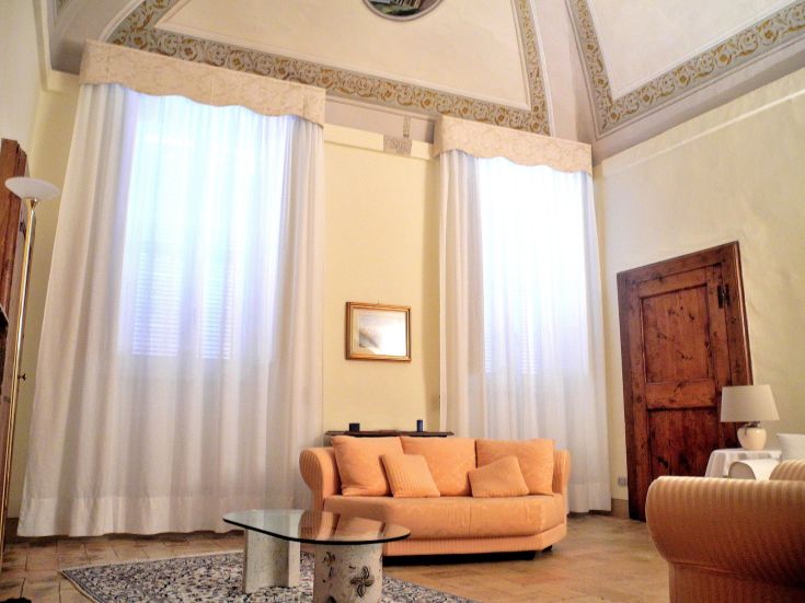 Appartement élégant situé à Spoleto, avec un grand salon et des décorations historiques.