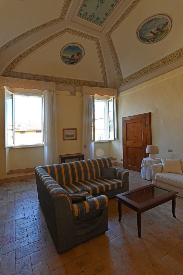 Appartement situé à Spoleto, avec des décorations murales et des vues sur les environs, parfait pour visiter la ville.