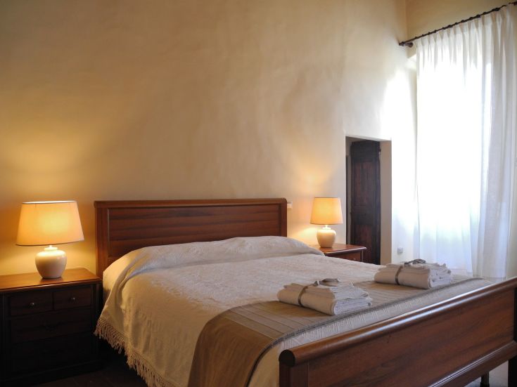 Chambre double spacieuse et lumineuse, avec un mobilier simple et fonctionnel pour un confort maximal.