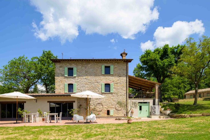 A farmhouse immersed in Umbrian nature, perfect for relaxation and enjoying tranquility.