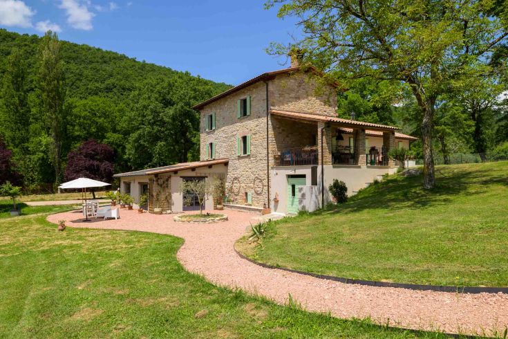 Lo Smarrino is a peaceful agriturismo nestled in the greenery of Umbria, ideal for relaxing moments.