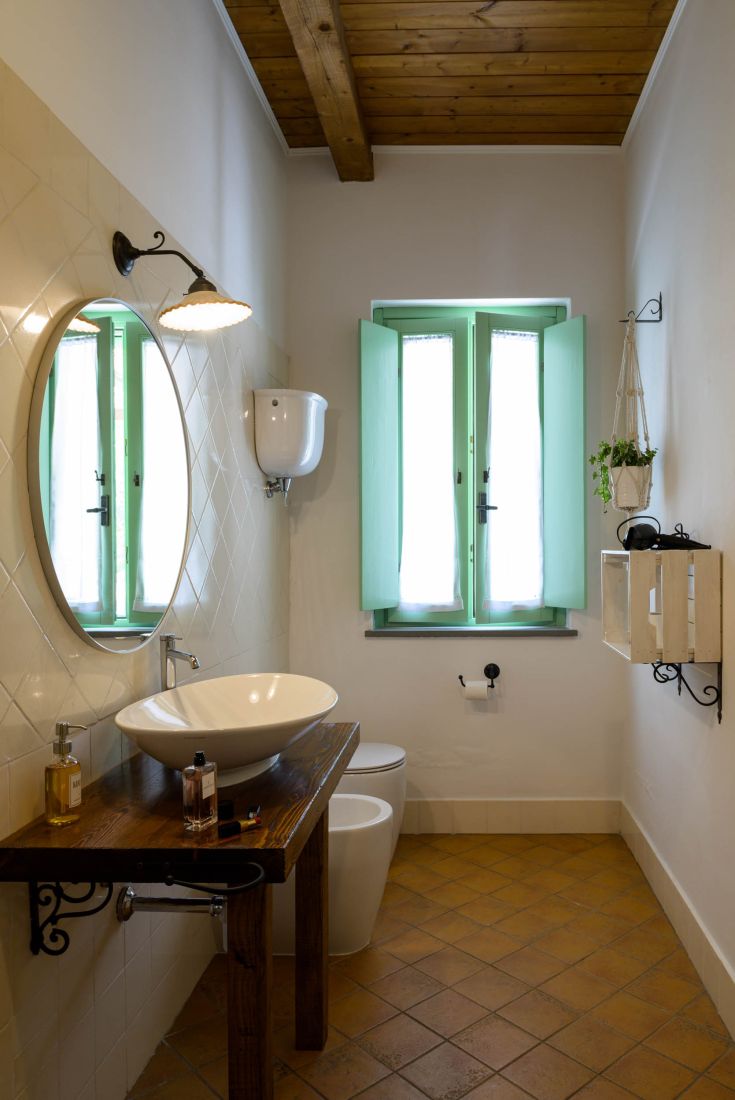 A bright bathroom with modern details, featuring windows that allow natural light. Relaxing atmosphere.