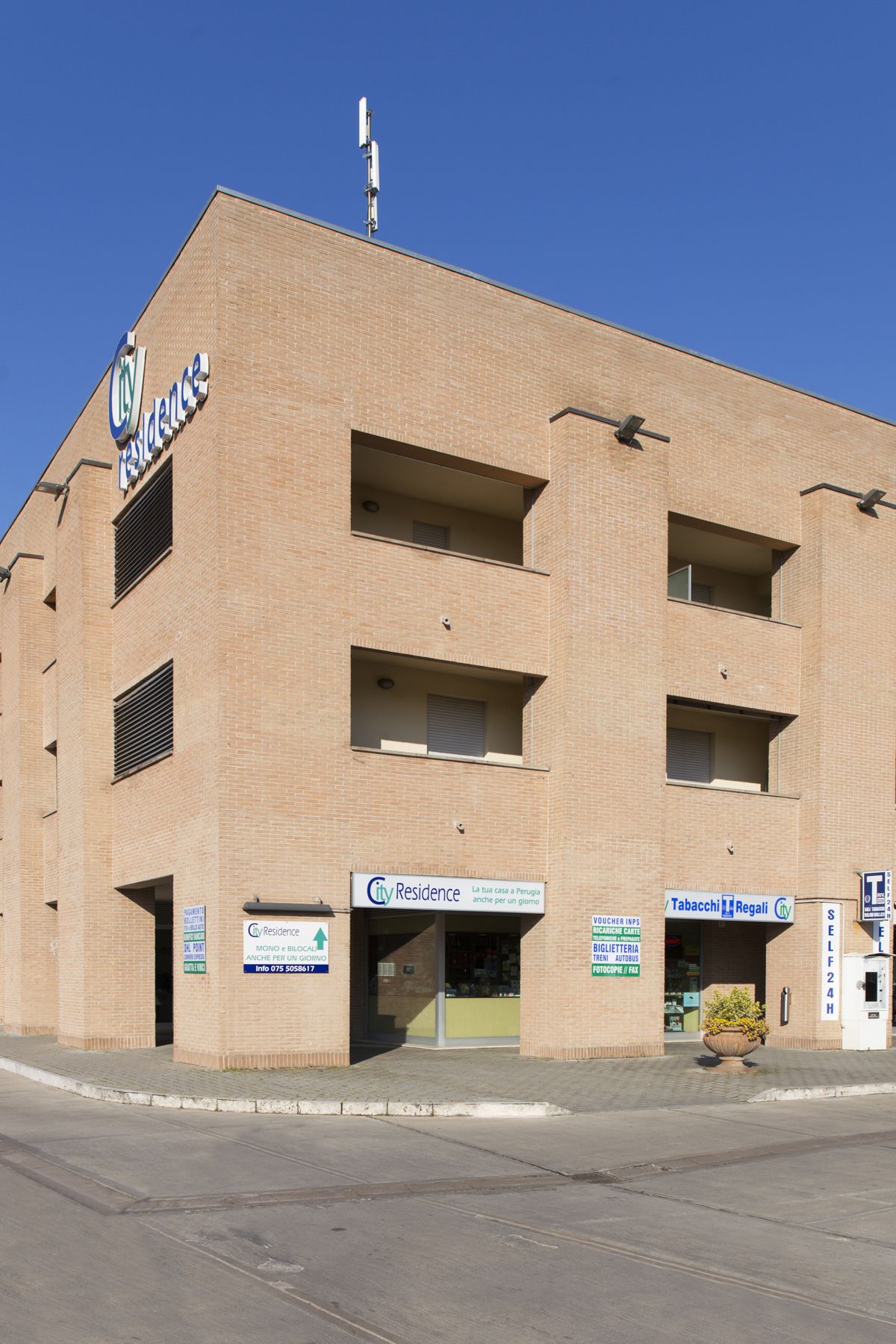 Un bâtiment moderne avec des appartements bien meublés, situé dans un quartier calme en Ombrie, équipé de tous les services essentiels.