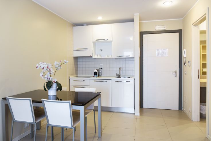 Cuisine contemporaine avec une table à manger lumineuse et accueillante, parfaite pour un usage quotidien.