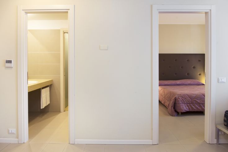 Intérieurs essentiels d'un bâtiment avec une chambre accueillante et une salle de bains bien aménagée.