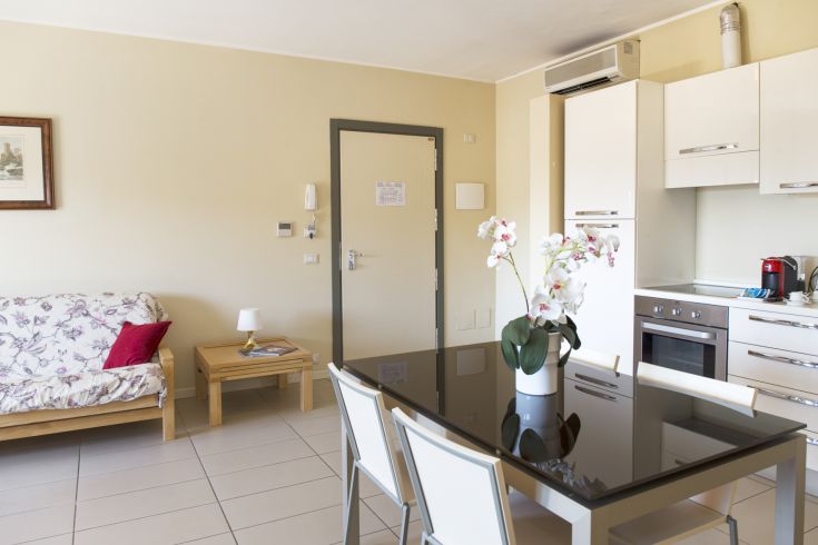 Un espace moderne et confortable, parfait pour des moments de détente.