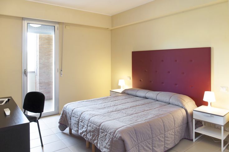 Chambre ordonnée et confortable, idéale pour un séjour relaxant et pratique.