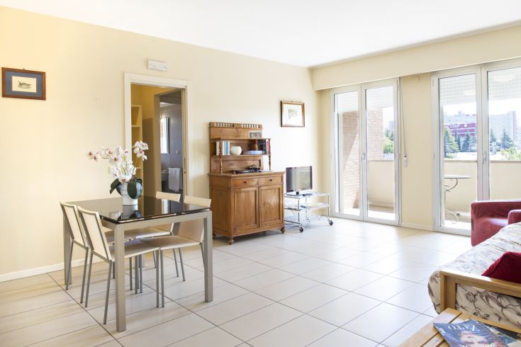 Un intérieur simple et accueillant, avec une table et un canapé, idéal pour des moments de détente.