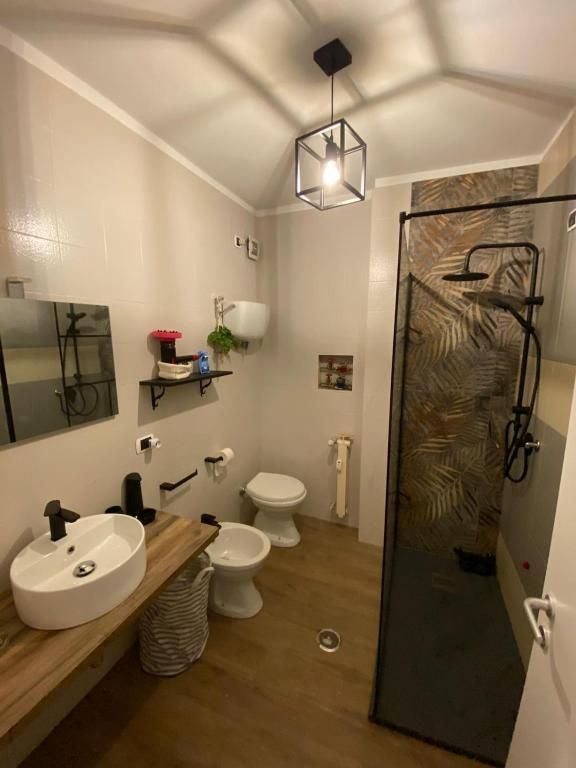 Bagno moderno con doccia e finiture semplici, completo di tutti i comfort fondamentali.