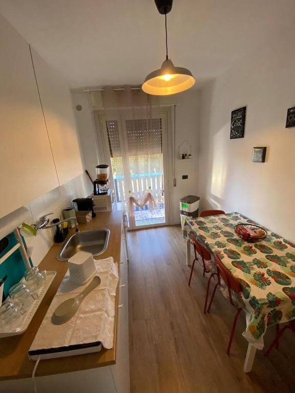 Cucina spaziosa e ben illuminata, fornita di elettrodomestici e arredi funzionali per cucinare in tutta comodità.