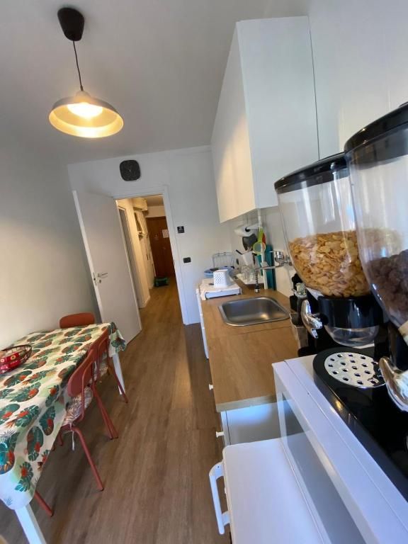 Cucina spaziosa e funzionale, dotata di tavolo e ampie finestre che permettono l'ingresso di luce naturale. Ideale per riunioni familiari.