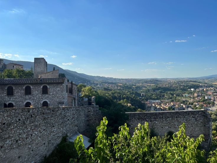 Scena tranquilla su Narni con le colline attorno, che uniscono elementi storici e naturali.