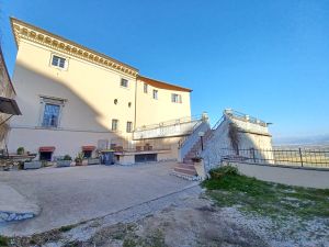 Spazioso edificio con giardino e terrazza, ottimo punto di partenza per visitare la zona di Narni.