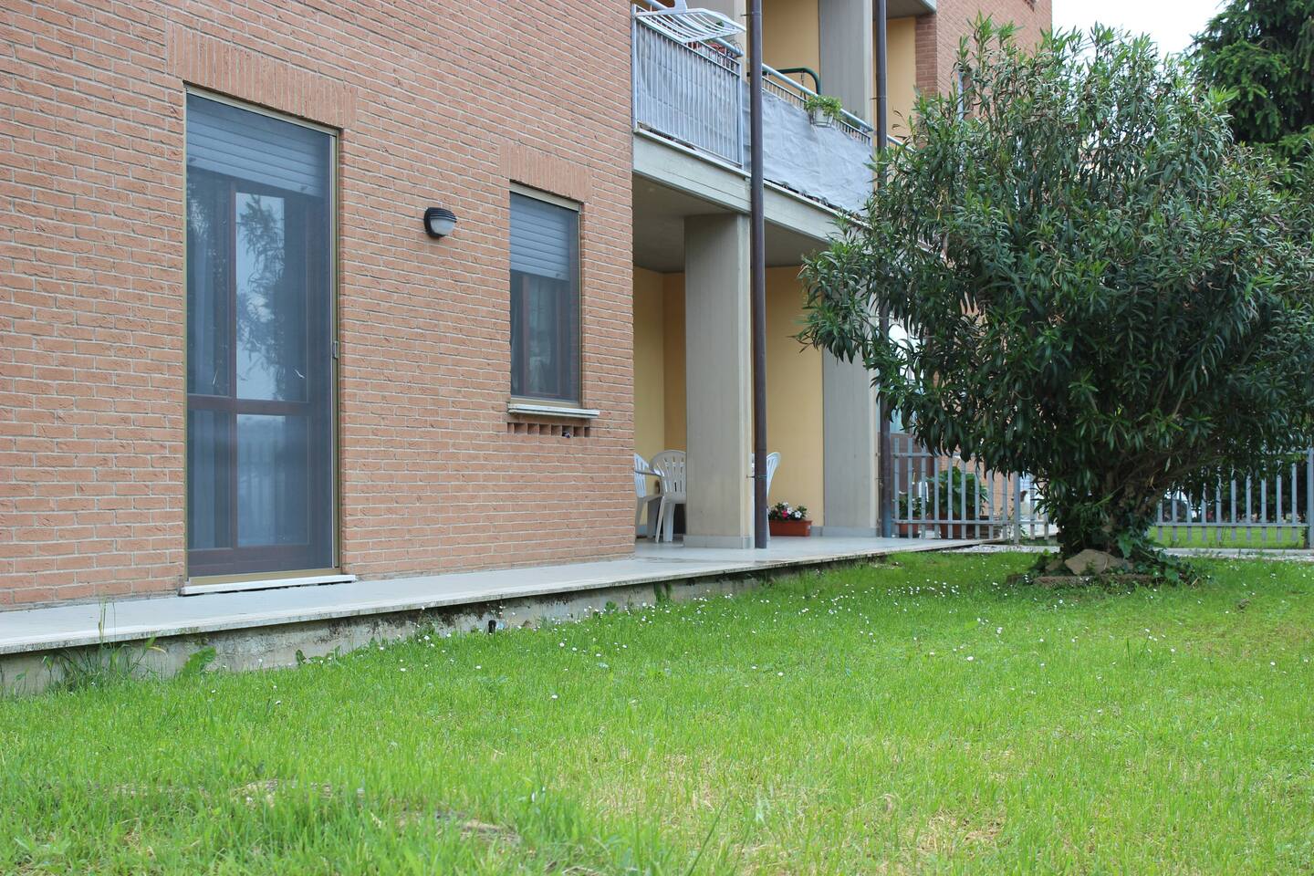 Ampia casa dotata di un giardino e un portico, perfetta per trascorrere momenti di pace.