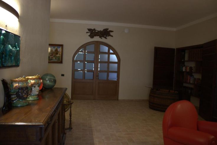 Intérieur d'un gîte, caractérisé par des meubles simples et des tons chauds. Atmosphère accueillante.