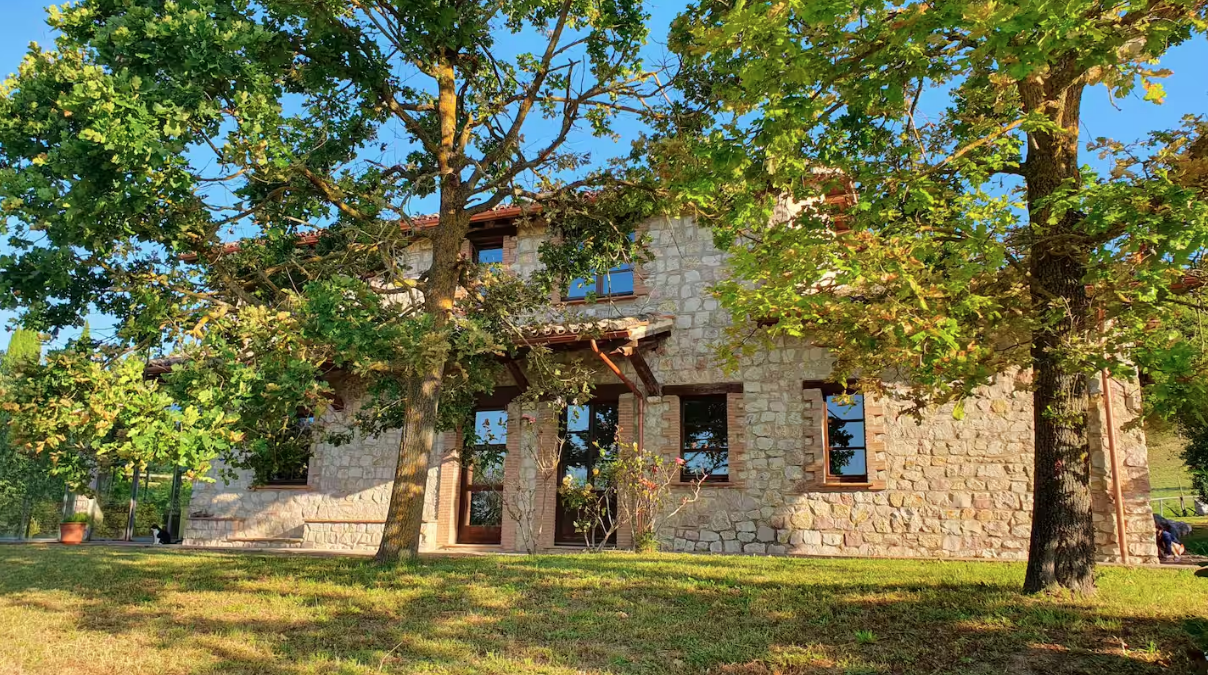 Casolare in pietra circondato da un ampio giardino, con piscina. Un luogo sereno perfetto per il relax.