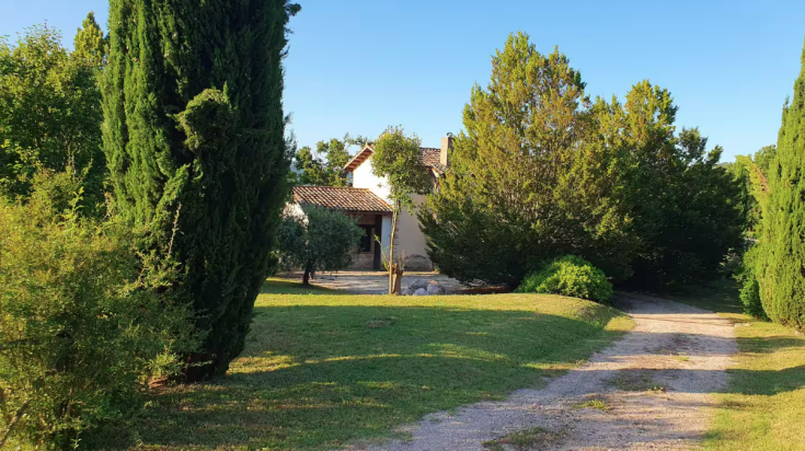 A cottage surrounded by greenery, featuring a pool and garden. A perfect place for relaxation and privacy in nature.