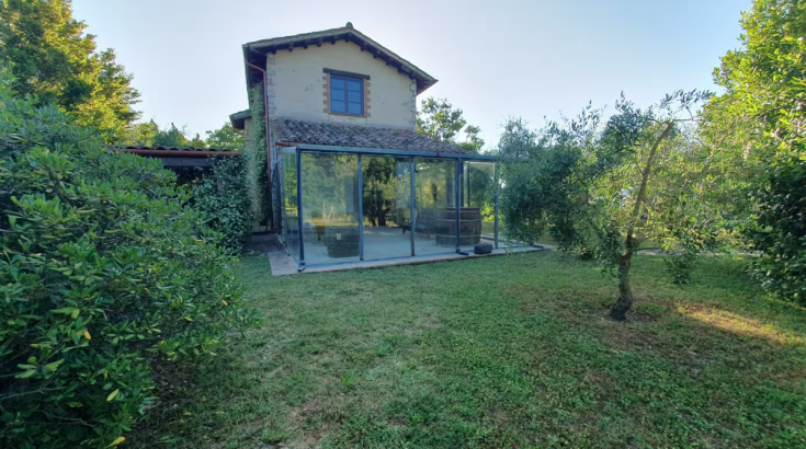 Cottage located in a green area, with a garden, private pool, and a gazebo for relaxing moments.