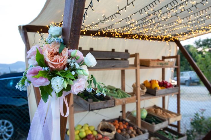 Composizione floreale con illuminazione in un ambiente rustico, adatta per occasioni particolari.